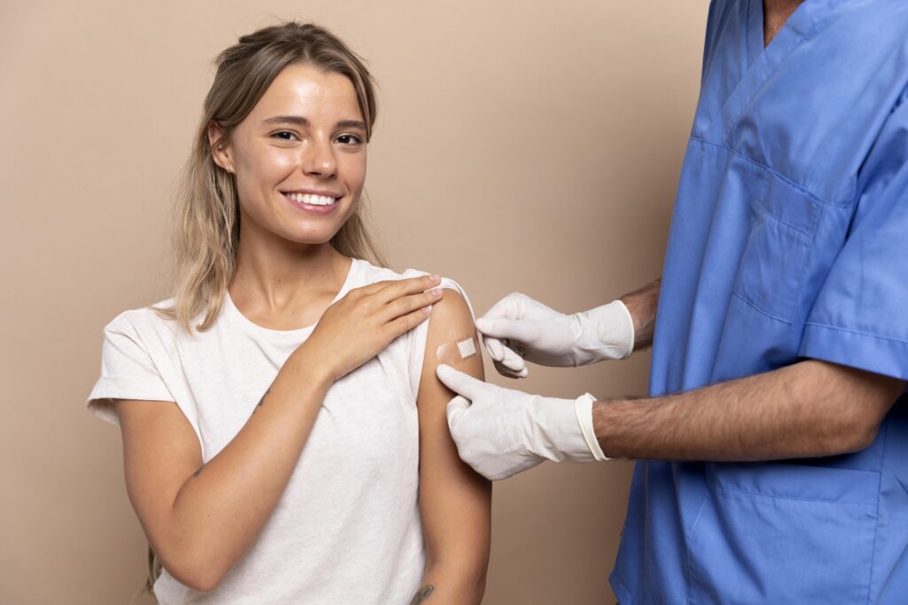 Na co zaszczepić się przed podróżą do Azji? 4 close up person getting vacciated