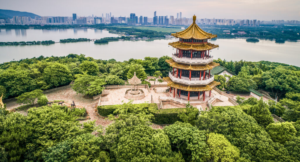 Na co zaszczepić się przed podróżą do Azji? 2 old tower with city